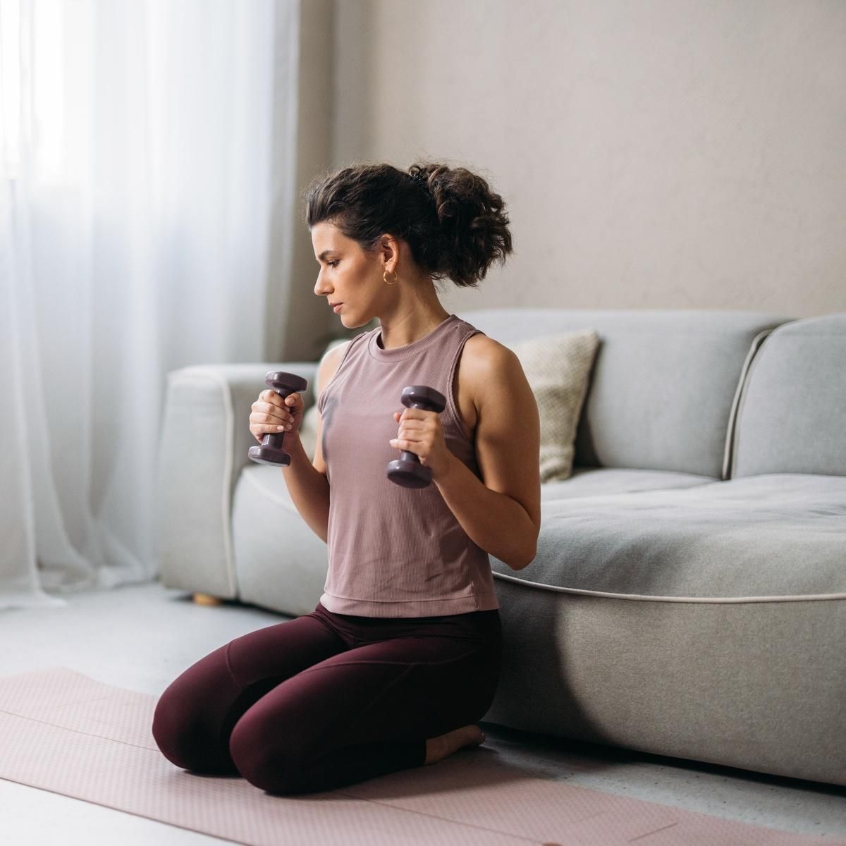 Persoon voert lunges uit in een woonkamer met minimalistische inrichting